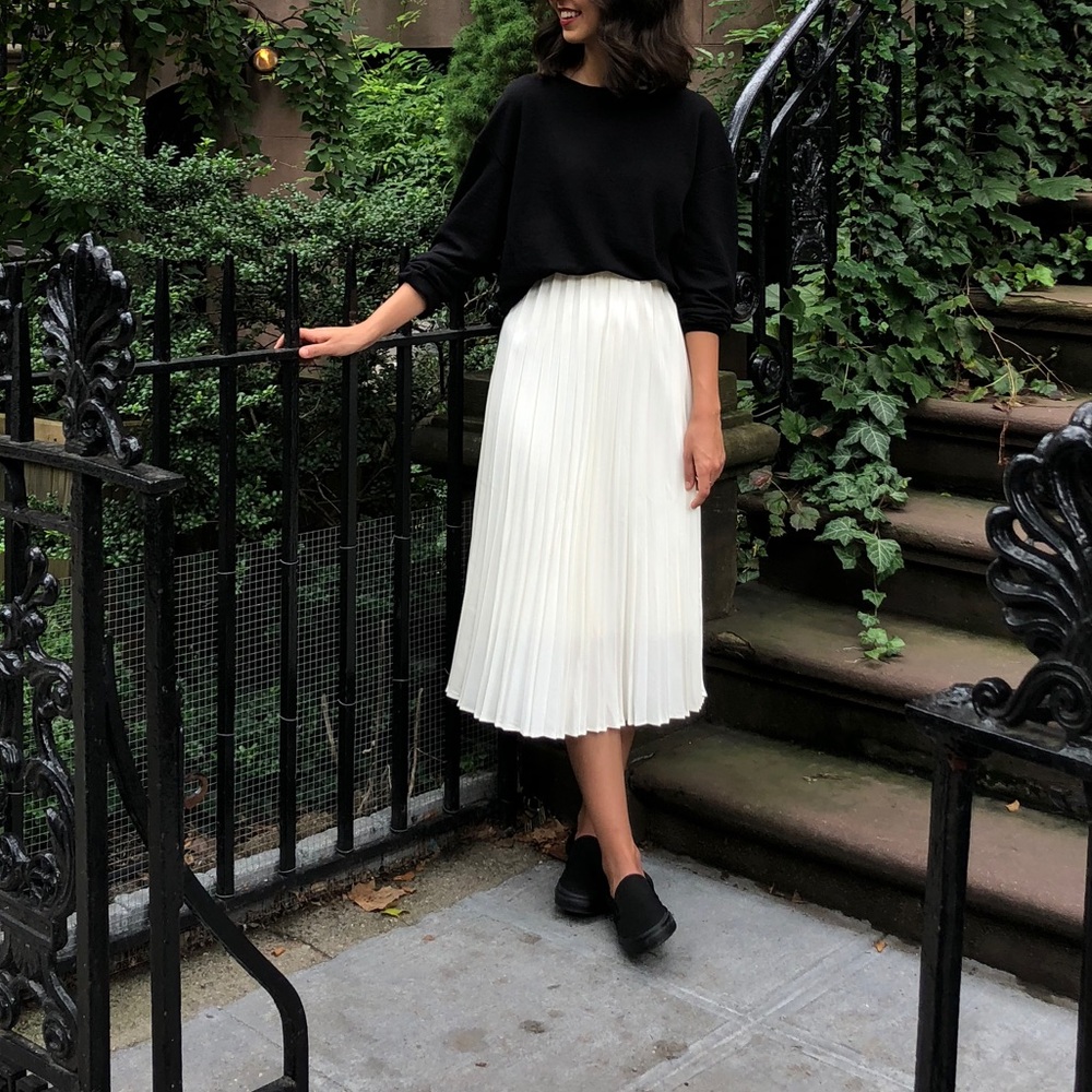Uniqlo White Pleated Midi Skirt